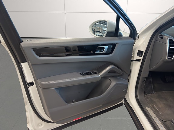 Porsche Cayenne 24 of 28