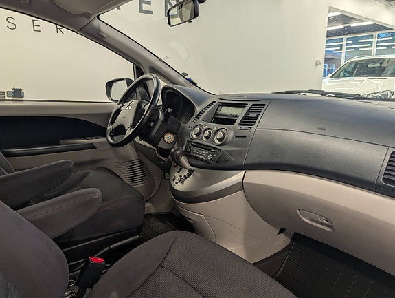 Mitsubishi Grandis 8 of 28