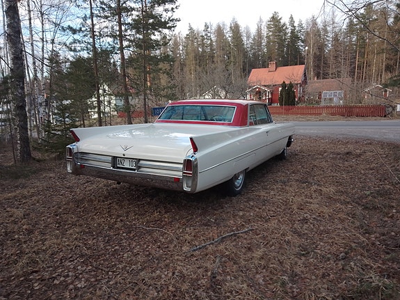 Cadillac Deville 2 of 10