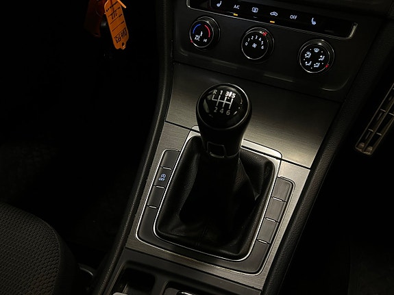 Volkswagen Golf VII 23 of 27
