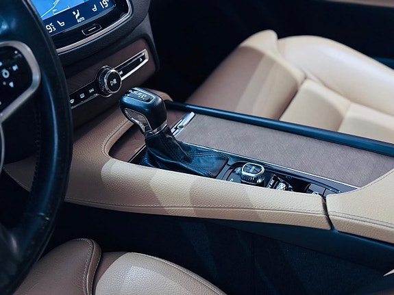Volvo XC90 13 of 25