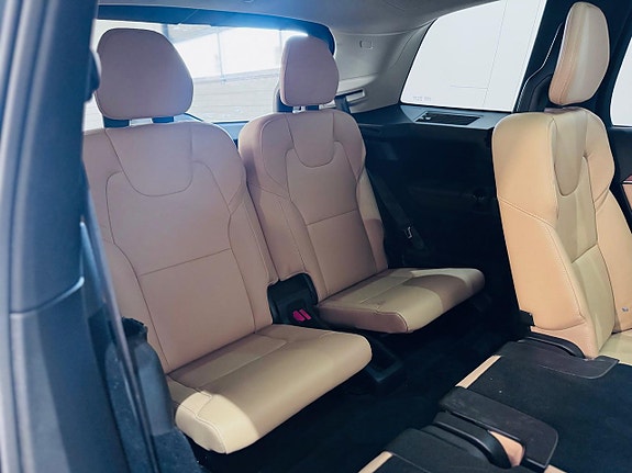 Volvo XC90 10 of 25