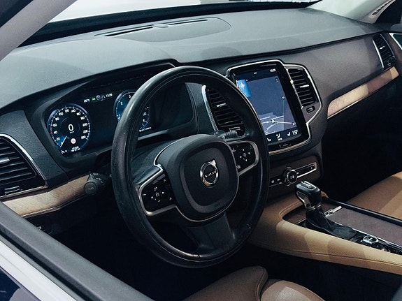 Volvo XC90 11 of 25