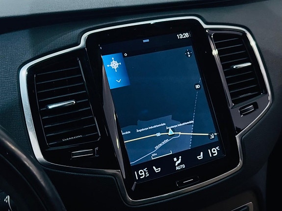 Volvo XC90 16 of 25