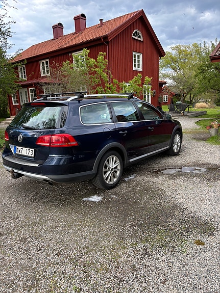 Volkswagen Passat Alltrack 2 of 5