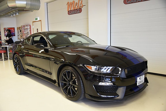 Ford Mustang 4 of 5