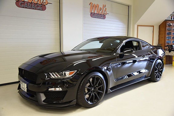 Ford Mustang 2 of 5