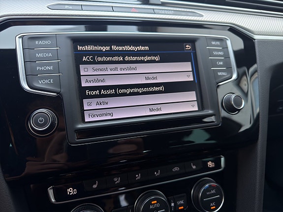 Volkswagen Passat 16 of 29