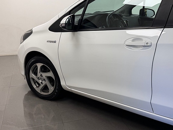 Toyota Yaris 4 of 15