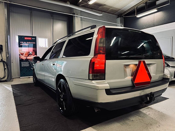 Volvo V70 3 of 9