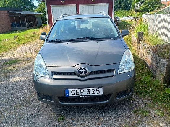 Toyota Corolla Verso 3 of 5