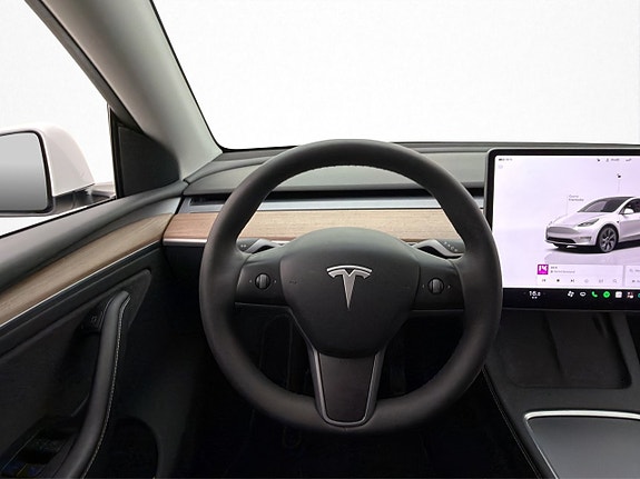 Tesla Model Y 16 of 30