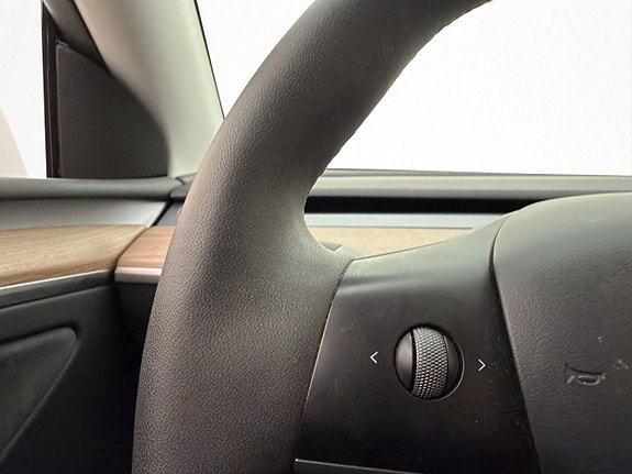 Tesla Model Y 17 of 30