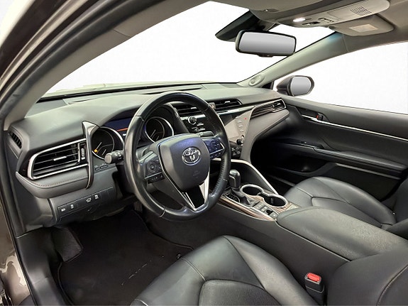 Toyota Camry 9 of 30