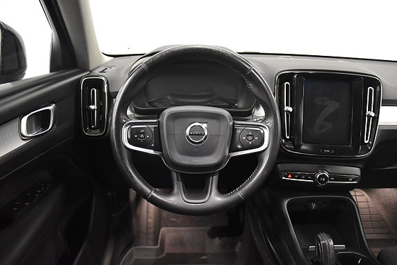 Volvo XC40 2 of 17