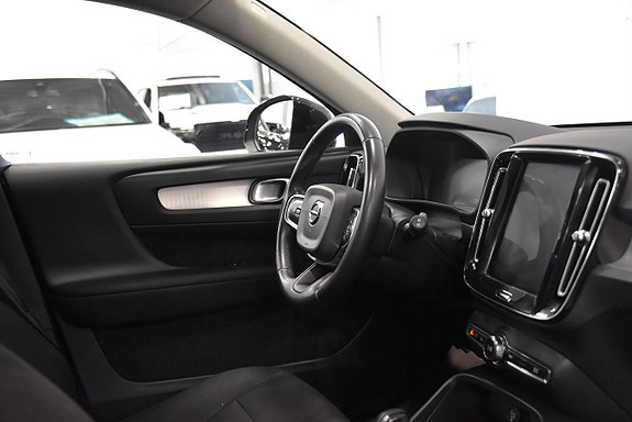 Volvo XC40 8 of 17