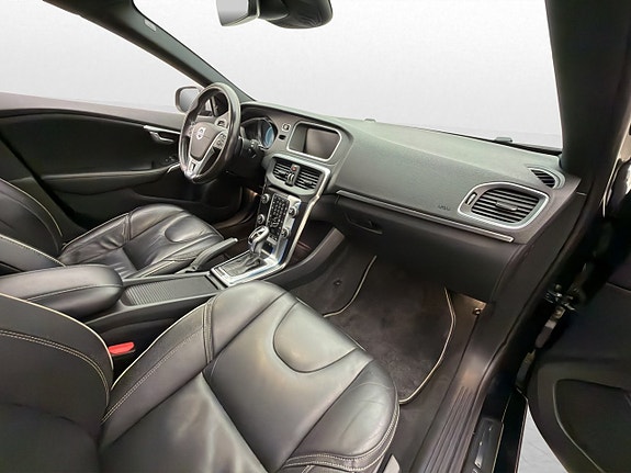 Volvo V40 11 of 28