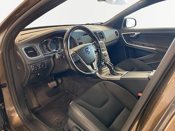 Volvo V60 Cross Country 7 of 13