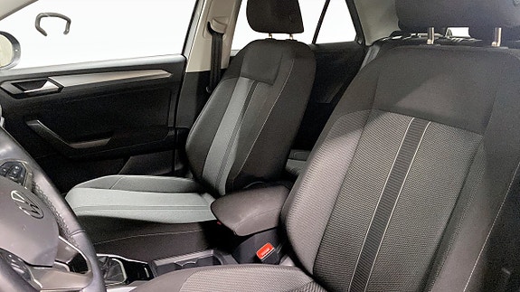 Volkswagen T-Roc 8 of 12