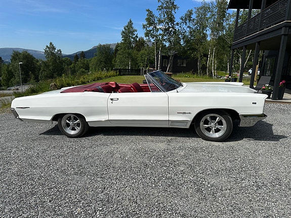Pontiac Parisienne 2 of 5