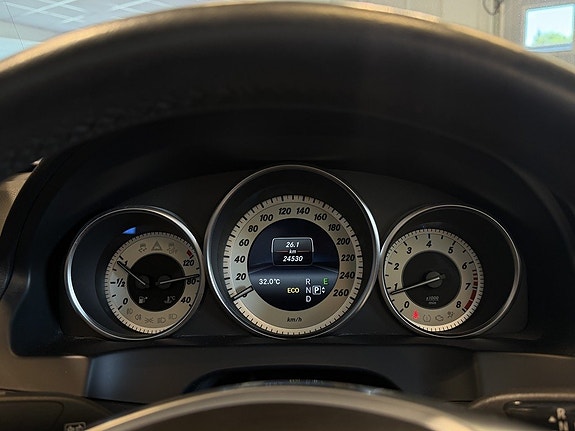 Mercedes-Benz E200 11 of 28