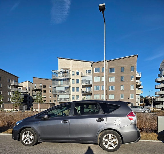 Toyota Prius+ 2 of 5