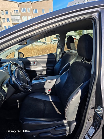 Toyota Prius+ 4 of 5