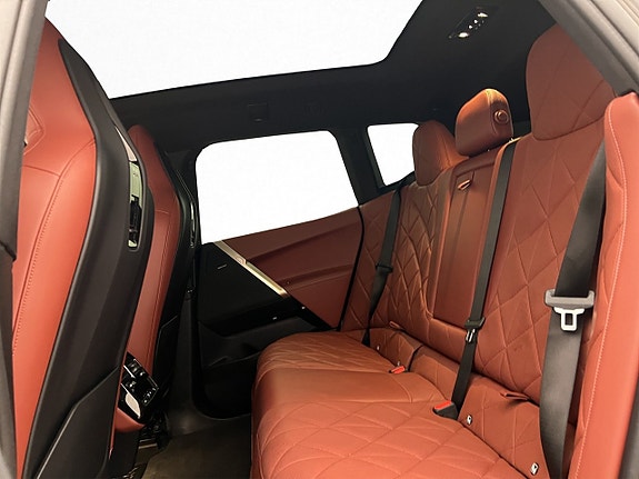 BMW iX 18 of 30