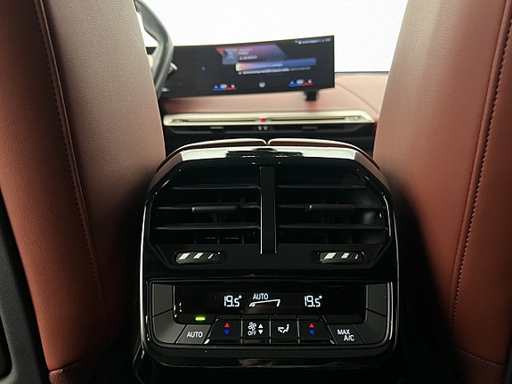 BMW iX 19 of 30