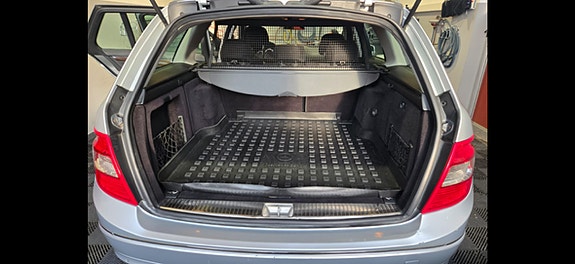 Mercedes-Benz C180 2 of 8