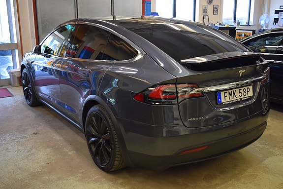 Tesla Model X 4 of 5