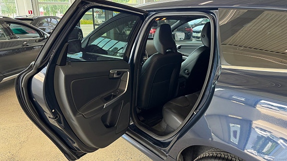 Volvo XC60 6 of 16