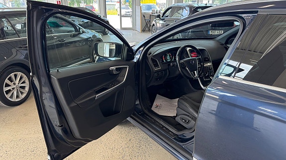 Volvo XC60 11 of 16
