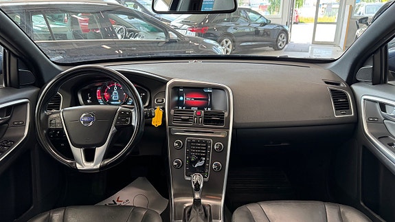 Volvo XC60 10 of 16