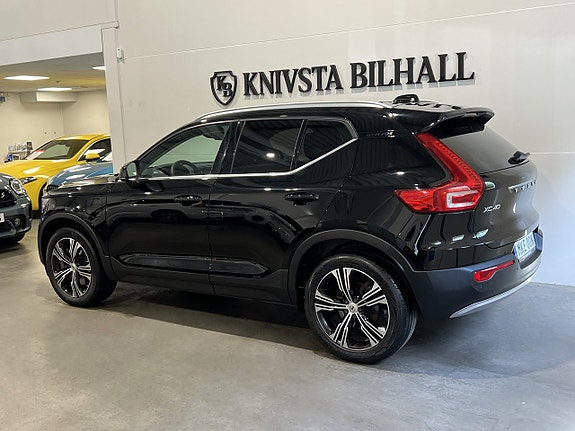 Volvo XC40 2 of 5