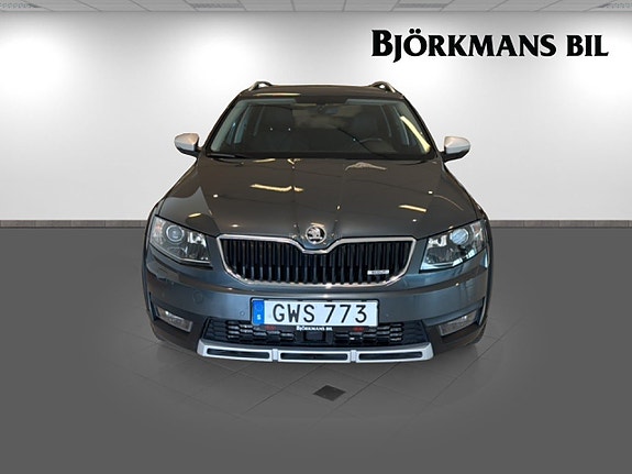 Skoda Octavia Scout 2 of 5