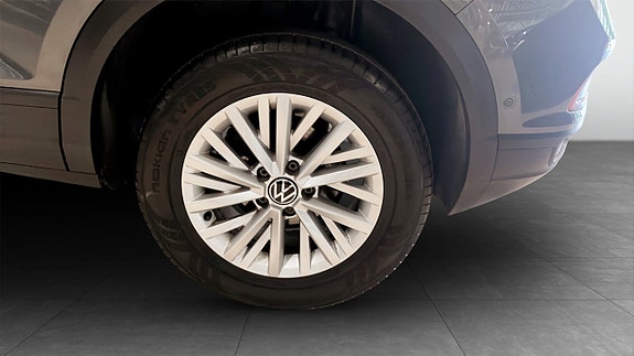 Volkswagen T-Roc 6 of 12