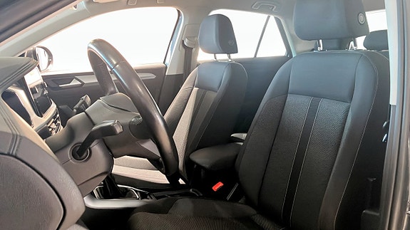 Volkswagen T-Roc 8 of 12