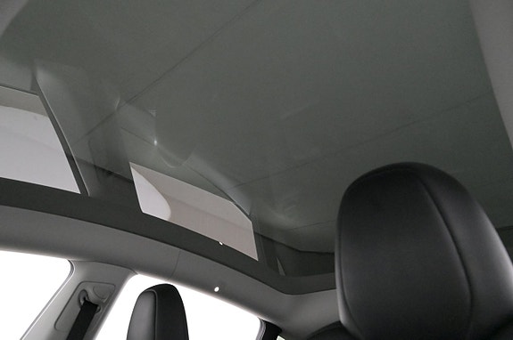 Tesla Model Y 20 of 27