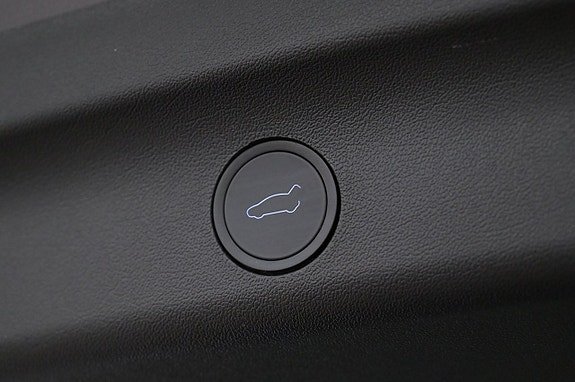 Tesla Model Y 23 of 27