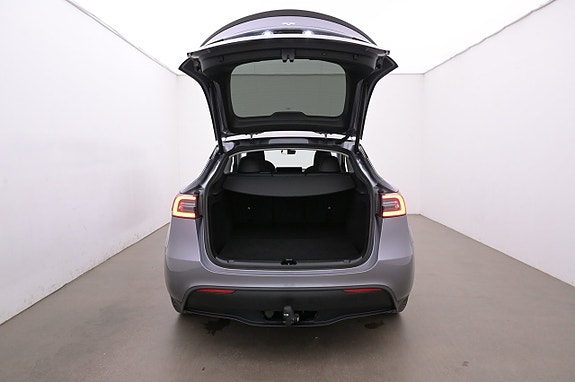 Tesla Model Y 22 of 27