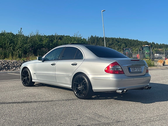 Mercedes-Benz E500 4 of 5