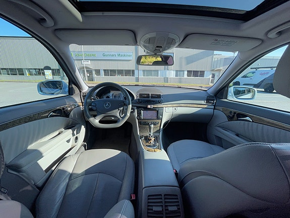 Mercedes-Benz E500 7 of 9
