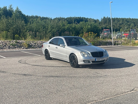 Mercedes-Benz E500 5 of 5