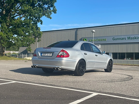 Mercedes-Benz E500 3 of 5