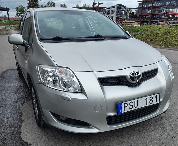 Toyota Auris 2 of 4