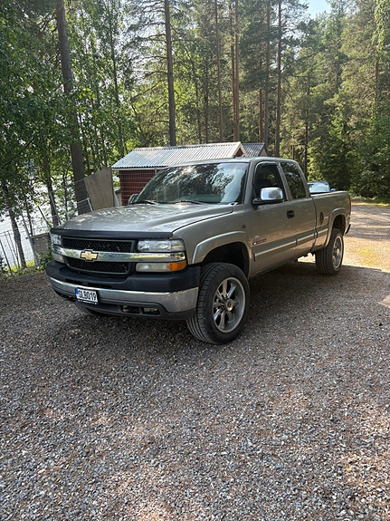 Chevrolet Silverado 2500 2 of 5