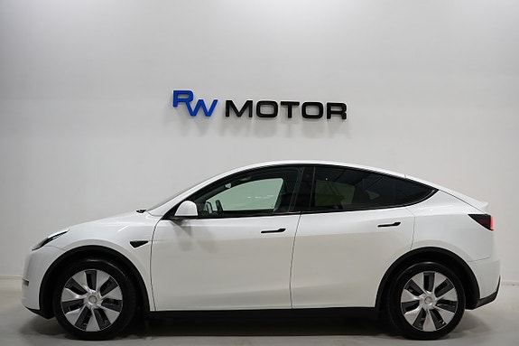 Tesla Model Y 3 of 5