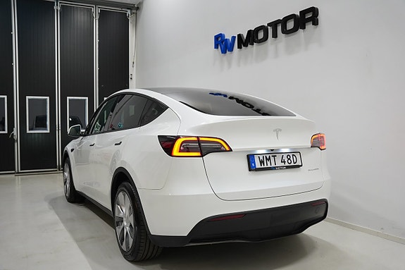 Tesla Model Y 4 of 5