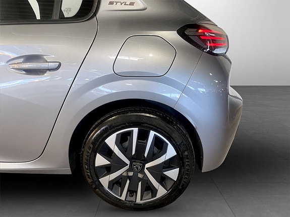 Peugeot 208 14 of 15